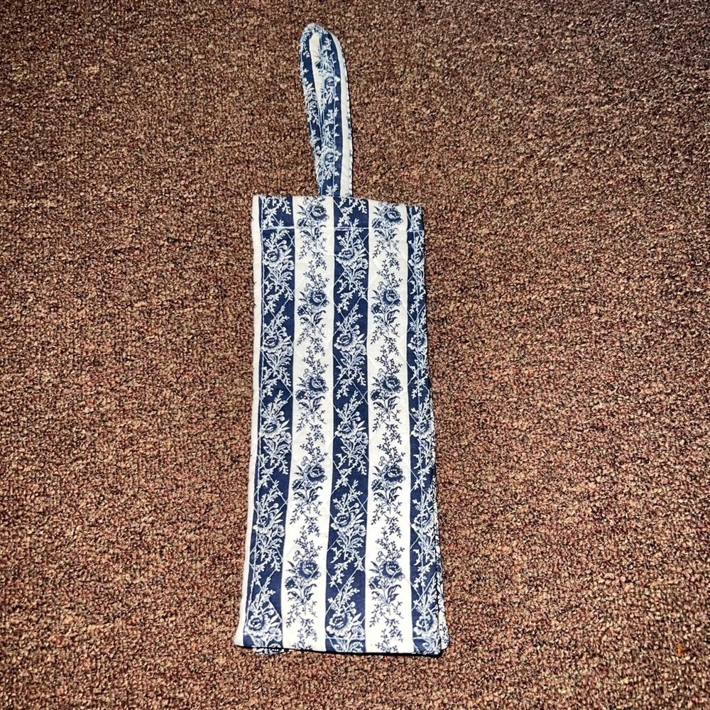 𝅺CHARM your hosts with this Quilted wine/ liquor gift bag. - Picture 2 of 3